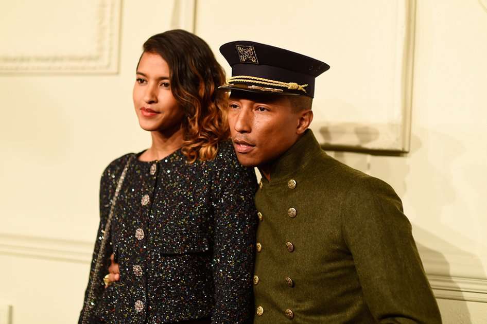 Pharrell Williams y su esposa Helen Lasichanh. / AFP