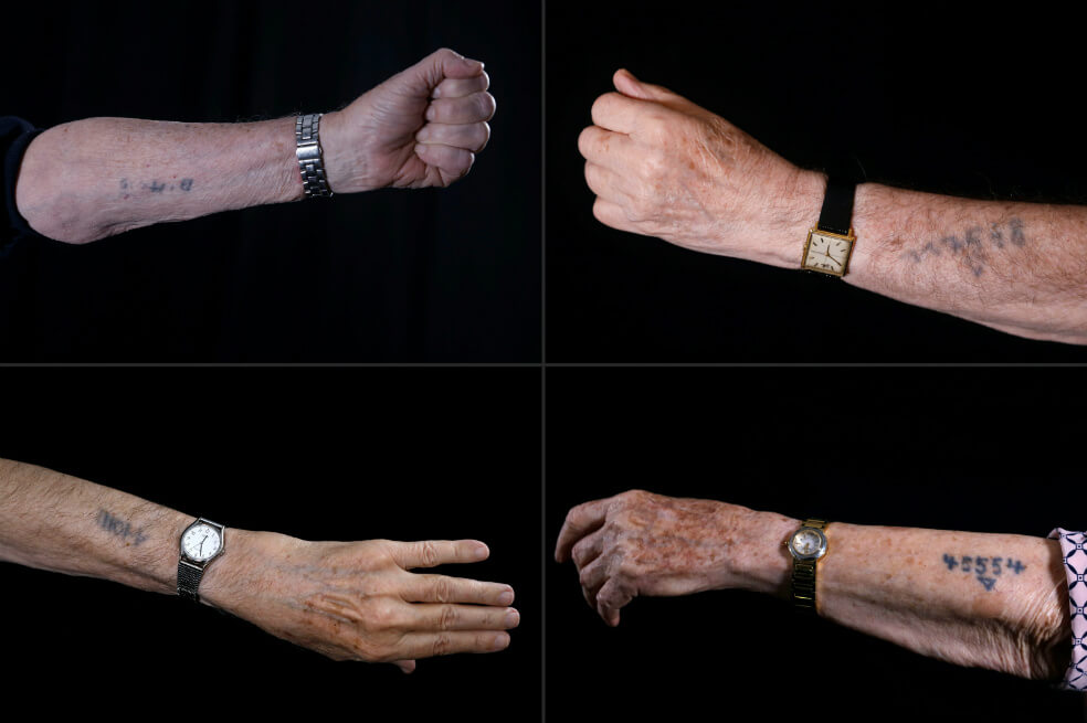 Sobreviviente del Holocausto muestran las marcas en sus brazos de la prisión de Auschwitz. / AFP