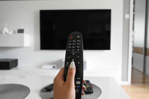 Ojo con la luz del TV: razones por las que deberías usar protector solar en casa
