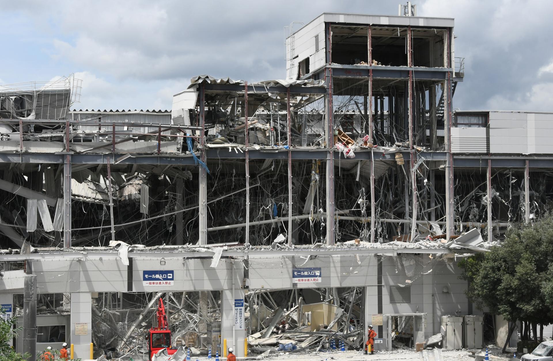 Kashima (Japan), 29/07/2026.- View of the heavily damaged Aeon Mall Kumamoto building in Kashima, Kumamoto Prefecture, southwestern Japan, 29 July 2026. At least 13 people have died and several were injured after a 7.1-magnitude earthquake struck Kumamoto Prefecture, damaging infrastructure including a shopping mall and a factory, according to Japanese Prime Minister Sanae Takaichi. (Terremoto/sismo, Japón) EFE/EPA/JIJI PRESS JAPAN OUT EDITORIAL USE ONLY EDITORIAL USE ONLY
