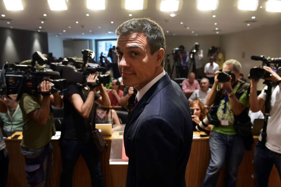 Pedro Sánchez es el primer presidente que llega al poder tras una moción de censura, y también el primero que es investido sin ser diputado. / AFP