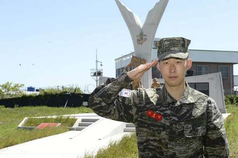 El futbolista Son Heung-min cumplió con su servicio militar