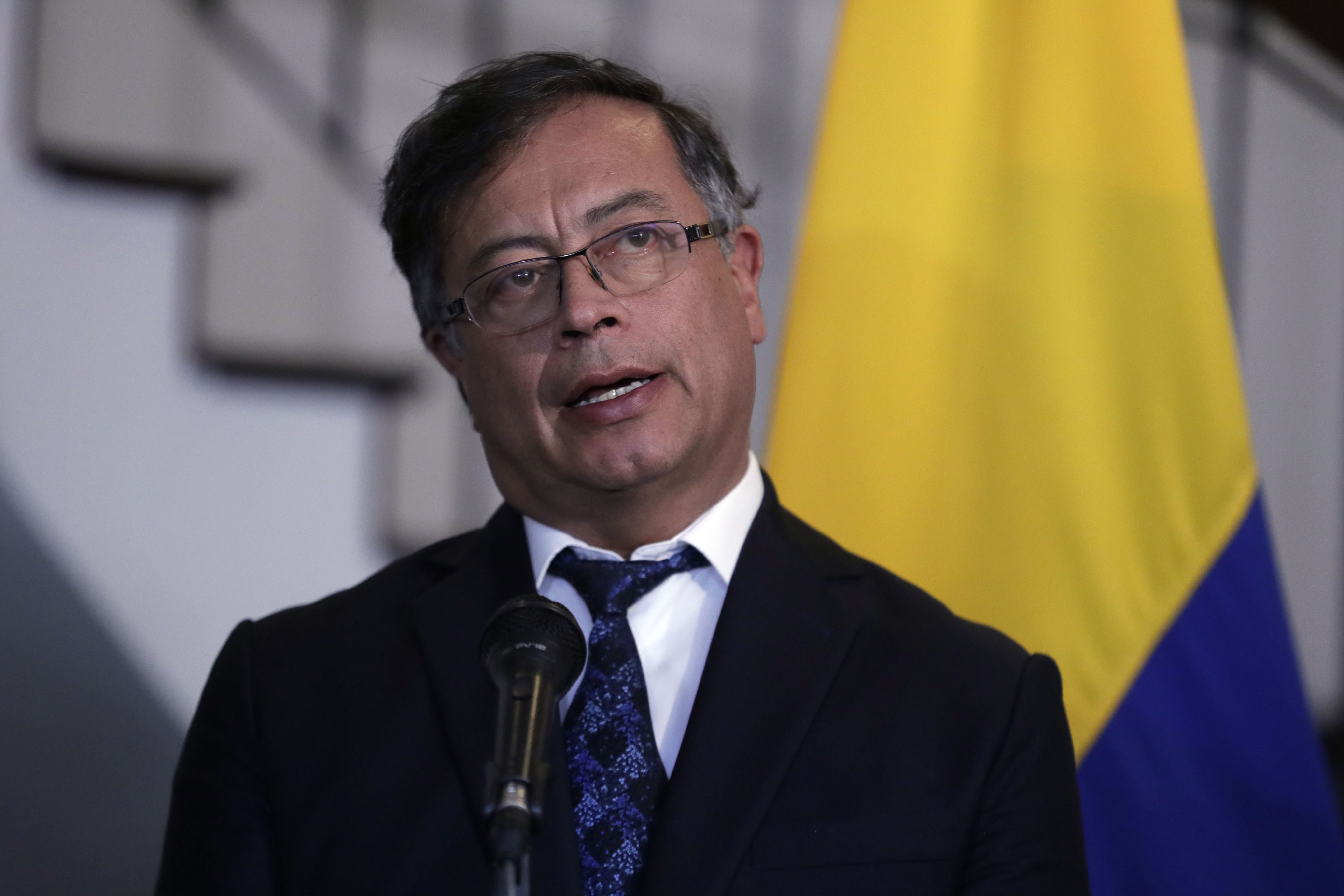 AME4791. BOGOTÁ (COLOMBIA), 22/07/2022.- El presidente electo de Colombia, Gustavo Petro, habla luego de un encuentro con Jonathan Finer (fuera de cuadro), secretario principal adjunto de seguridad nacional de Estados Unidos, hoy en Bogotá (Colombia). El presidente electo de Colombia, Gustavo Petro, valoró este viernes el interés de Estados Unidos por trabajar en conjunto para solucionar las problemáticas que afectan a ambos países. EFE/Carlos Ortega