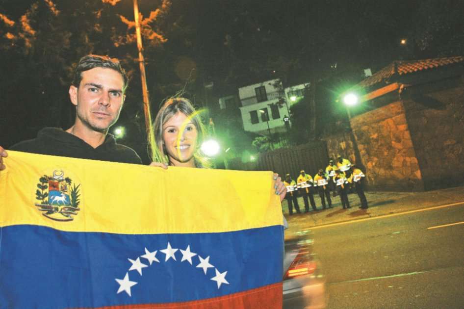 Entre los venezolanos que el pasado martes en la noche se reunieron frente a la residencia de la Embajada del país vecino en el norte de Bogotá para criticar los ataques del gobierno de Nicolás Maduro contra los ciudadanos que se le oponen, estaban el actor Juan Alfonso ‘El Gato’ Baptista y su esposa, la actriz Mafe Barreto. / Nelson Sierra – El Espectador