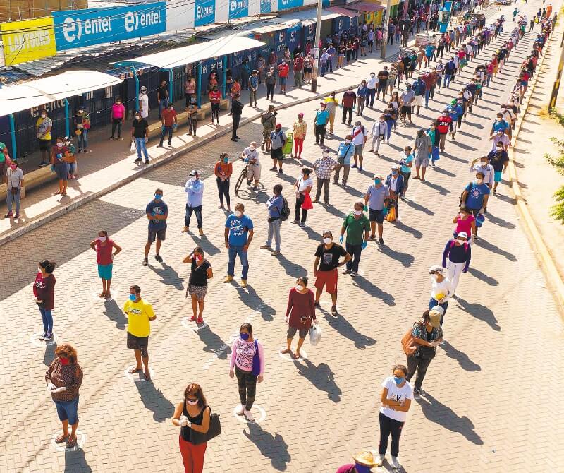 Un grupo de personas espera para ingresar a un mercado en Piura, Perú, donde hay 1.752 casos confirmados. / AFP.