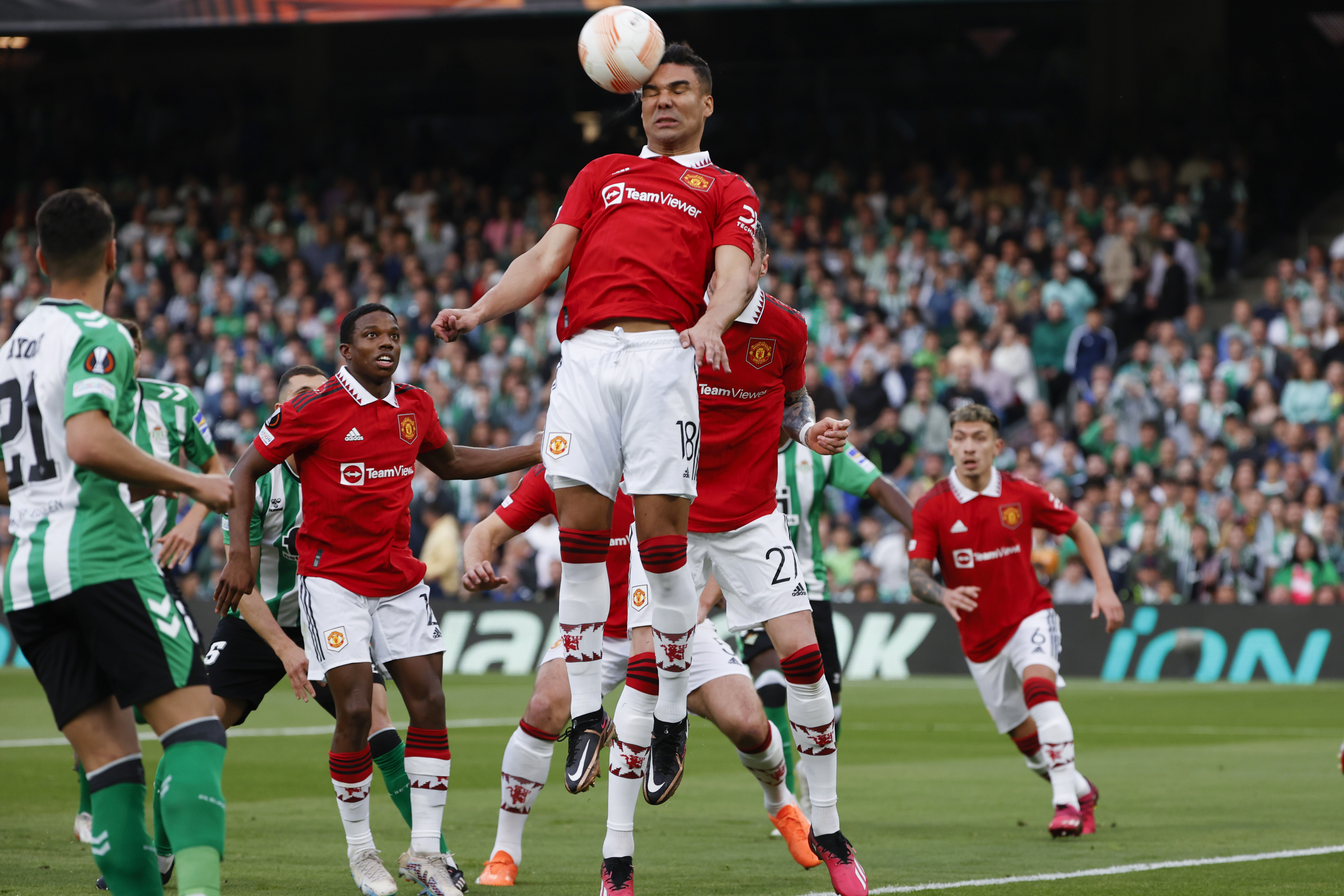 SEVILLA, 16/03/2023.- El centrocampista brasileño del Manchester United Carlos Casemiro (c) despeja un ataque del Betis durante el partido de vuelta de octavos de final de la Liga Europa que ambos equipos disputan hoy jueves en el estadio Benito Villamarín en Sevilla.- EFE / Julio Muñoz
