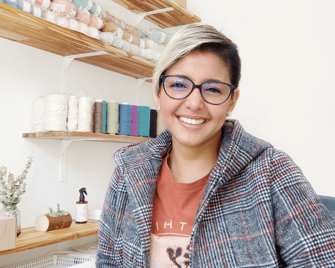 Ella crea espacios formativos para mujeres a partir de la técnica crochet