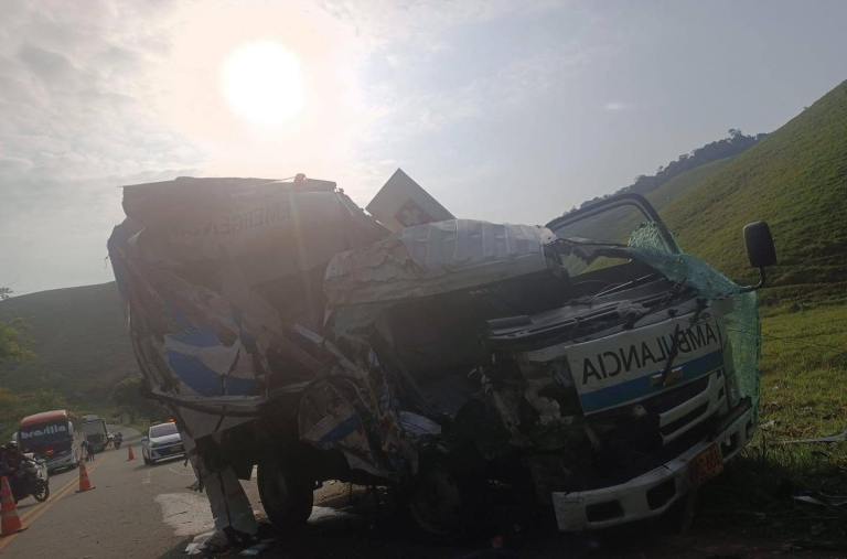 Así quedó la ambulancia que se accidentó en Cisneros – Puerto Berrío; hay cuatro heridos