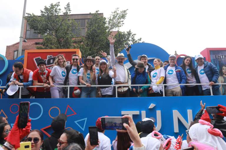 Caminata Por la Solidaridad Carroza caracol
Este Domingo 9 de Octubre el Canal caracol se solidarizó con la caminata por la solidaridad 2022, varios de sus talentos compartieron por varias horas con los transeúntes del recorrido que por tantos años se solidariza con los más necesitados.
