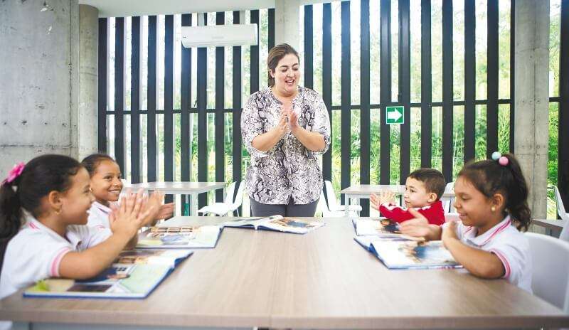 Lina Moreno, rectora del Guillermo Ponce de León, en compañía de estudiantes del colegio. / Cortesía Fundación Levapan