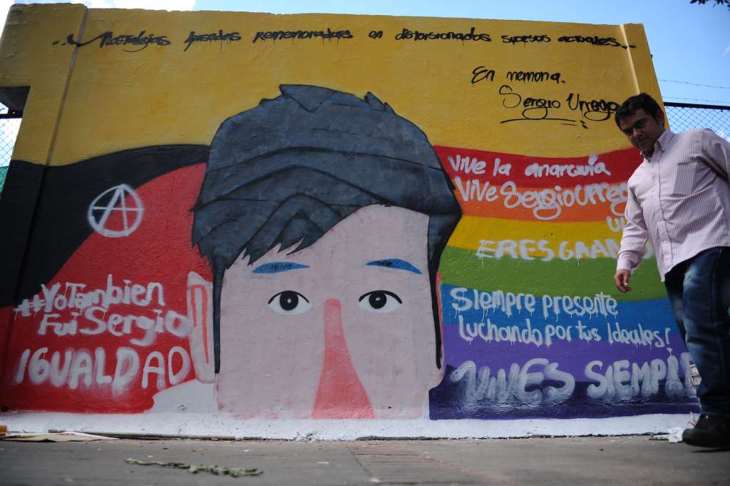Mural en el centro de Bogotá, con el que se rinde homenaje al estudiante Sergio Urrego, quién se suicidó al ser víctima de homofobia en el Colegio Gimnasio Castillo Campestre, acto al que asistió su madre Alba Reyes.