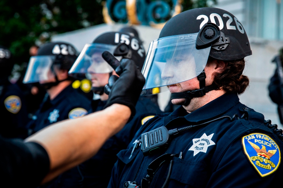 Un manifestante se enfrenta con policías en San Francisco, California, en donde crecen las protestas tras la muerte del afroamericano George Floyd.