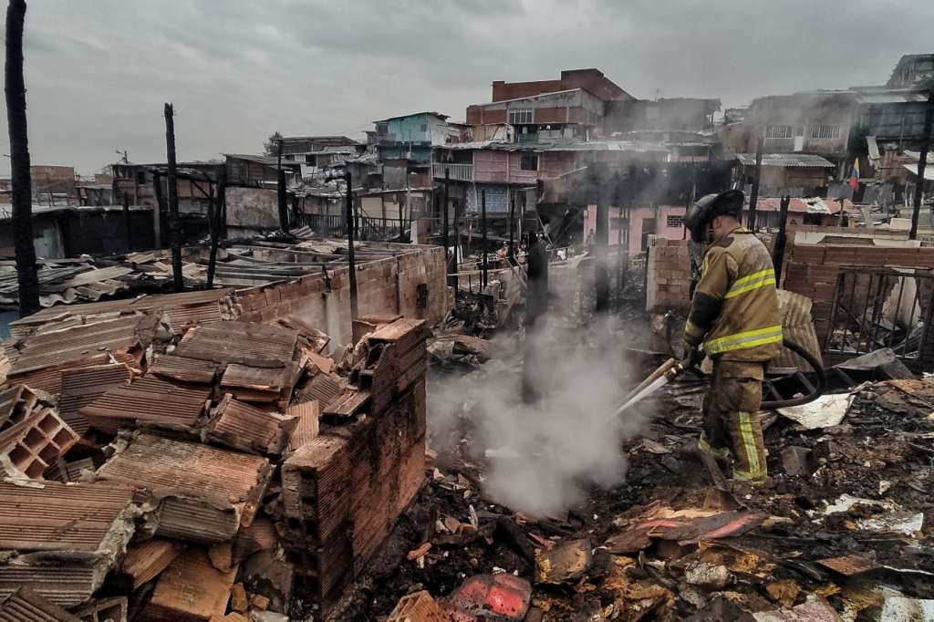 Bomberos liquidan los últimos focos del incendio que devoró 30 viviendas.