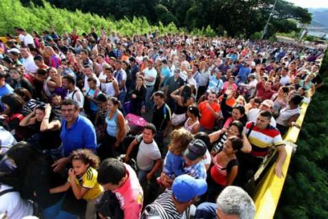 Enfrentamientos entre autoridades de EE. UU. y migrantes dejan 42 arrestos