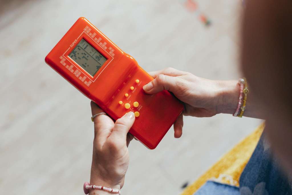 Tetris en una de sus múltiples versiones portátiles, siendo la de la Nintendo Game Boy la más famosa y exitosa de la historia.