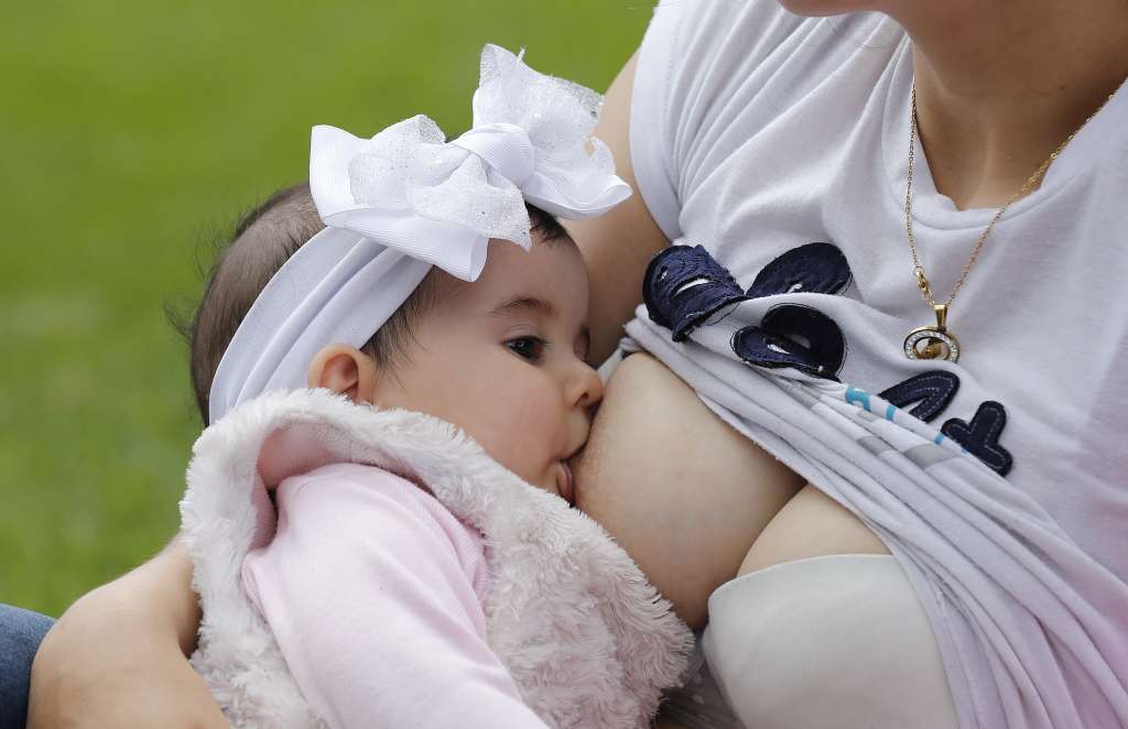 USA3058. BOGOTÁ (COLOMBIA), 06/03/2024.- Fotografía de archivo donde aparece una madre mientras amamanta a su bebe en un parque. Un equipo de científicos de la Universidad de Florida (UF) halló que las madres lactantes que reciben la vacuna de refuerzo contra la covid-19 transmiten los anticuerpos a través de la leche materna a sus bebés y, potencialmente, los protegen del virus. EFE/Mauricio Dueñas Castañeda /ARCHIVO