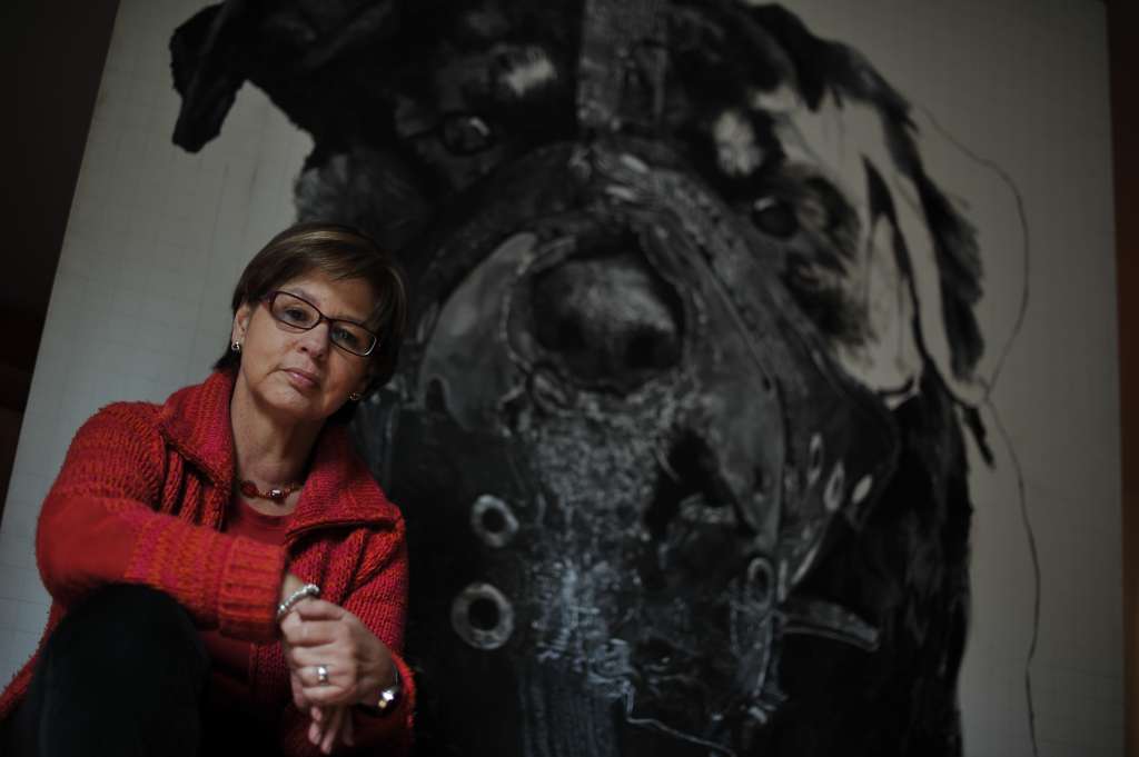 Escritora colombiana con una de las obras de su hijo Daniel Segura Bonnett, quién se quito la vida a los 28 años de edad.