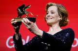 Sigourney Weaver reivindica su libertad artística al recibir el León de Oro honorífico
