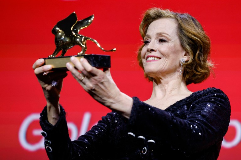 Sigourney Weaver reivindica su libertad artística al recibir el León de Oro honorífico