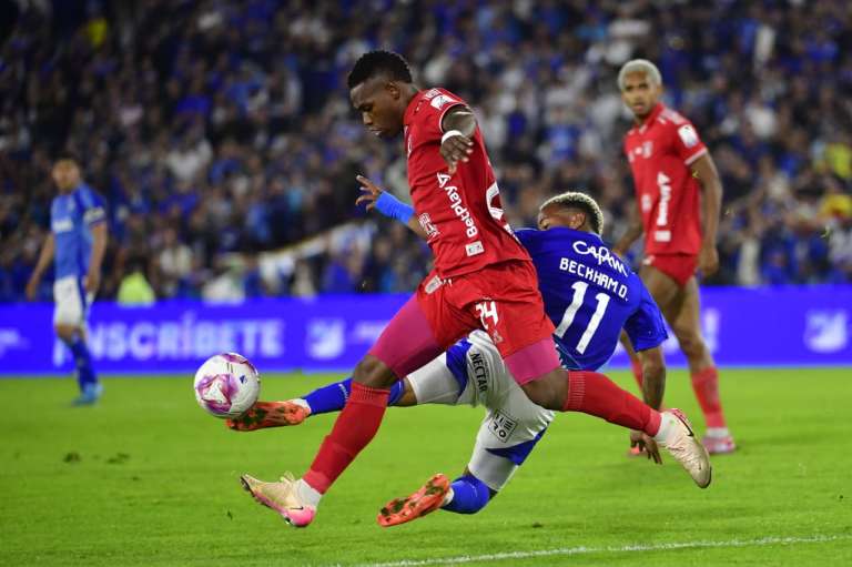 Desde el arranque, Millonarios tomó la iniciativa y dominó la pelota, aunque sin la claridad necesaria para abrir el marcador.