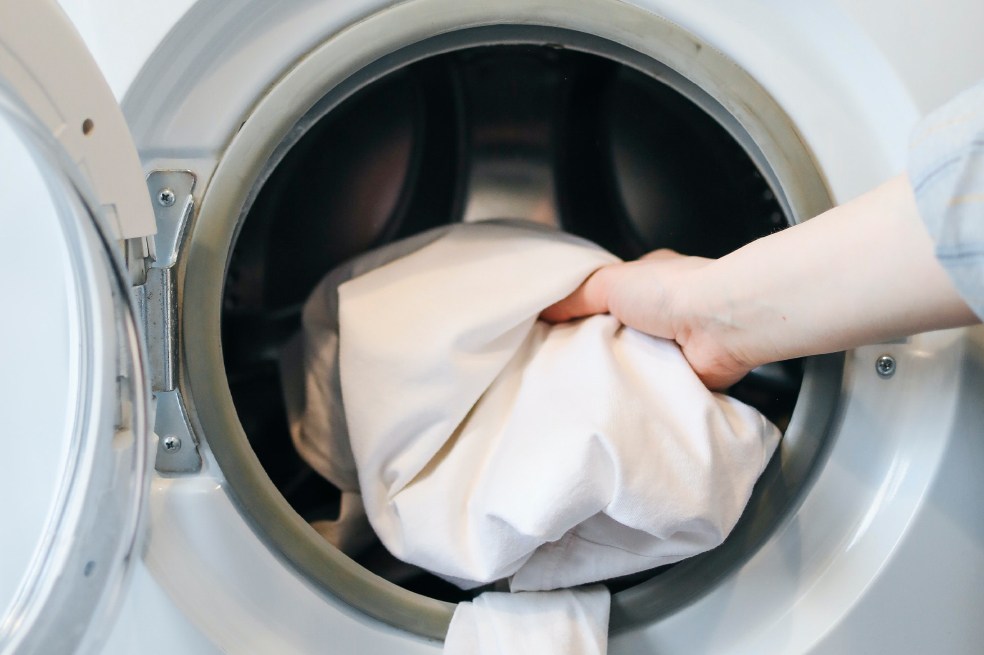 Trucos para eliminar el olor a sudor de la ropa