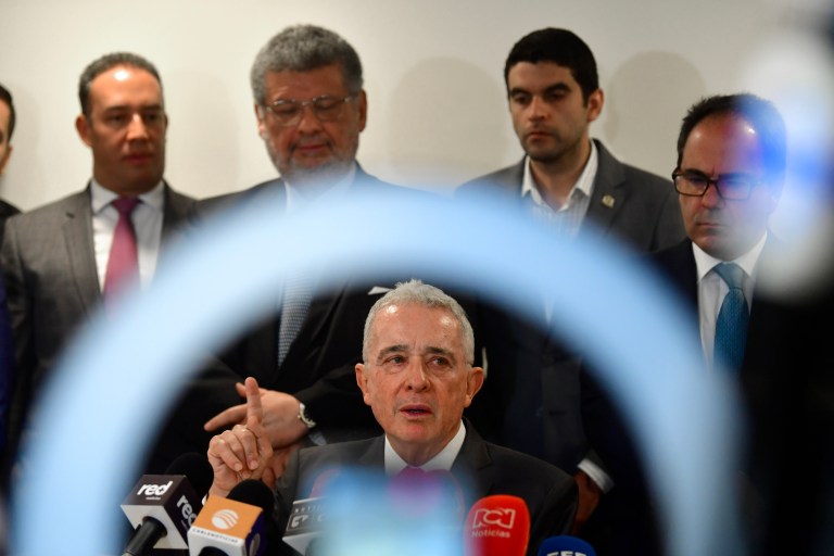 Las nuevas demoras que le esperarían al juicio contra el expresidente Álvaro Uribe