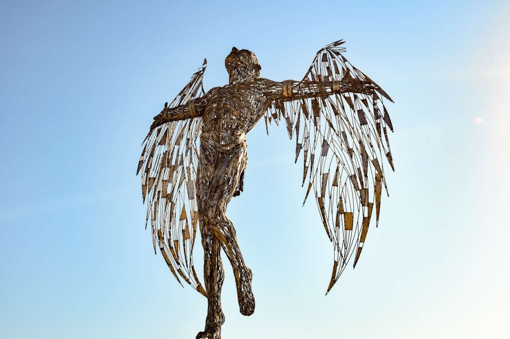 El viento seguía, pacientemente, meciendo a Jerónimo sin permitirle su propia voluntad. Estaba atrapado entre el cielo y un acantilado ya dormido. Había llegado demasiado lejos.