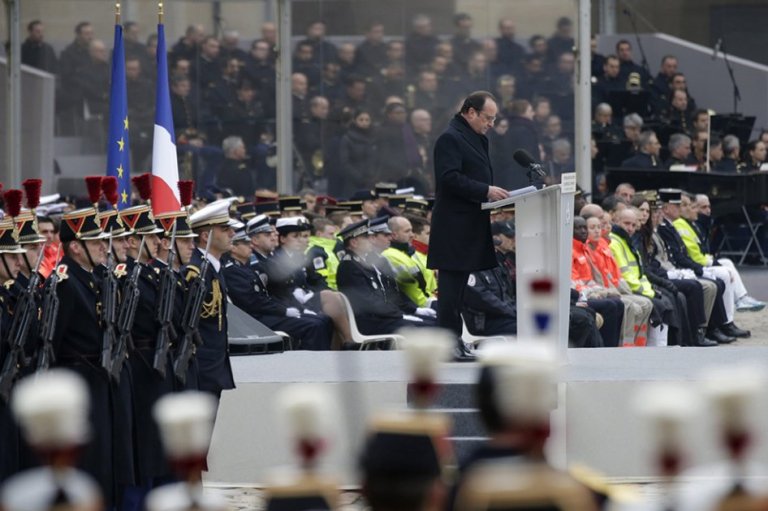 Francia "hará lo posible para destruir" al ejército de fanáticos: Hollande