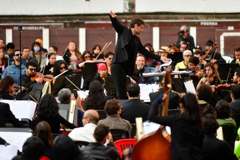 El evento contó con la dirección musical del maestro argentino Pablo Druker junto a la interpretación de la Orquesta Nueva Filarmonía. El repertorio incluyó el estreno nacional de TERRETEKTORH, del compositor griego Iannis Xenakis, y el estreno mundial de la obra DE NATURA COMMUNIS, comisionada por Nova et Vetera y compuesta por el colombiano Marco Suárez-Cifuentes.