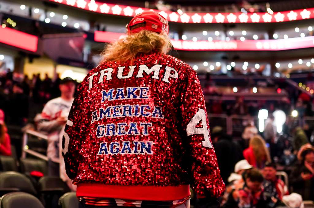 -FOTODELDIA- Washington (Estados Unidos), 19/01/2025.- Un seguidor del presidente electo Donald Trump lleva una chaqueta con el lema 'Make America Great Again' en un mitin con Trump en el Capital One Arena de Washington, DC, Estados Unidos, este19 de enero de 2025. Trump, que derrotó a Joe Biden para convertirse en el 47º presidente de Estados Unidos, toma posesión de su cargo este 20 de enero. EFE/ WILL OLIVER