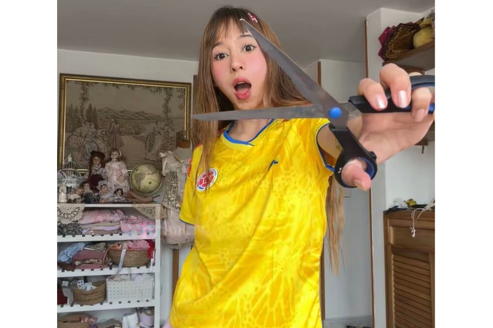 La creadora de contenido ha recibido múltiples críticas por las modificaciones que le hizo a la prenda insignia del equipo de fútbol colombiano: “Una falta de respeto”, dicen los internautas. Así quedó.