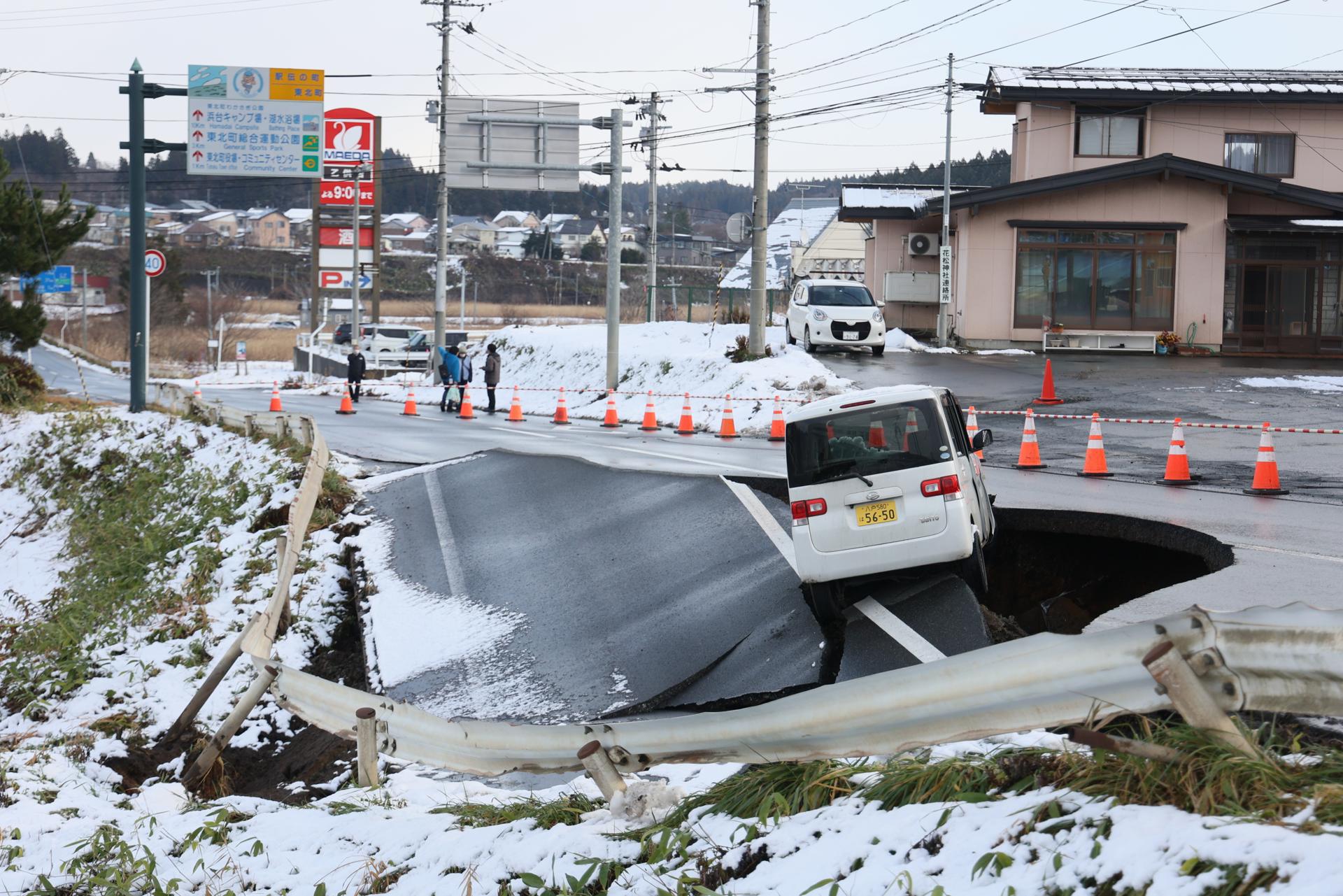 HACHINOHE (Japan), 09/12/2025.- A car is stranded on a collapsed road in Tohoku, Aomori prefecture, northeastern Japan, 09 December 2025. A powerful quake with a magnitude of 7.5 hit northeastern Japan late 08 December 2025, triggering tsunami warnings in coastal areas of northeast Japan and Hokkaido. More than 30 people had been injured in the late-night earthquake. (Terremoto/sismo, Japón) EFE/EPA/JIJI PRESS JAPAN OUT EDITORIAL USE ONLY