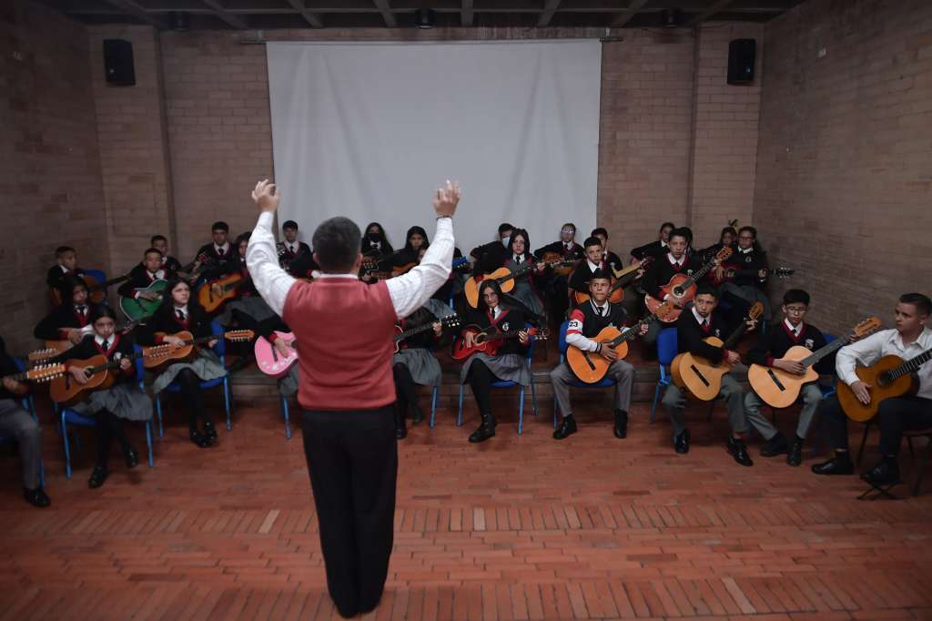 Niños músicos del colegio Antonio García en Ciudad Bolívar