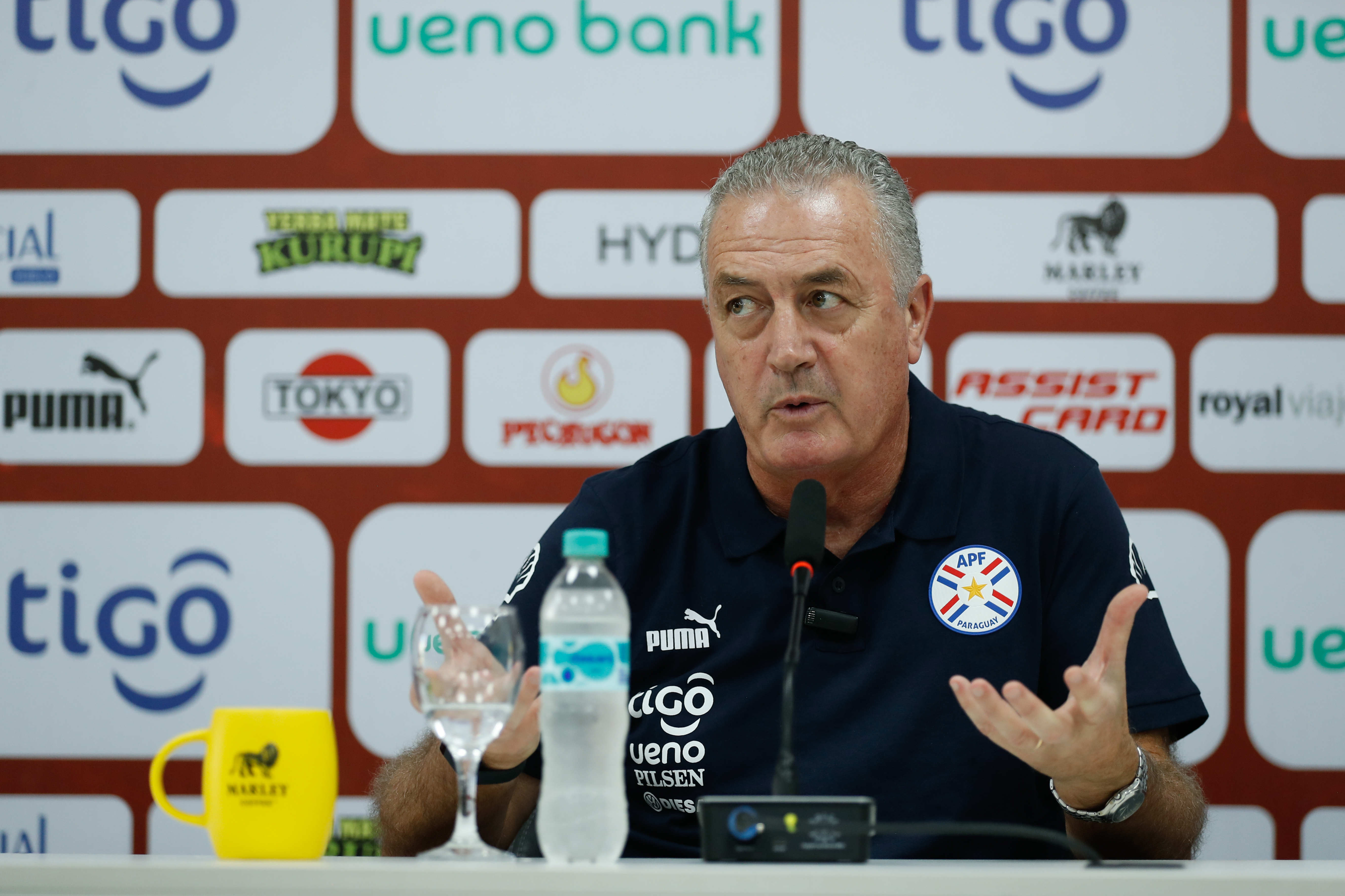 AME1902. YPANÉ (PARAGUAY), 23/03/2025.- El entrenador de la selección de fútbol de Paraguay, Gustavo Alfaro, habla durante una rueda de prensa este domingo, en el Centro de Alto Rendimiento (Carde), en Ypané (Paraguay). Paraguay enfrentará a Colombia el próximo martes en Barranquilla por las eliminatorias sudamericanas al Mundial de Fútbol 2026. EFE/ Juan Pablo Pino