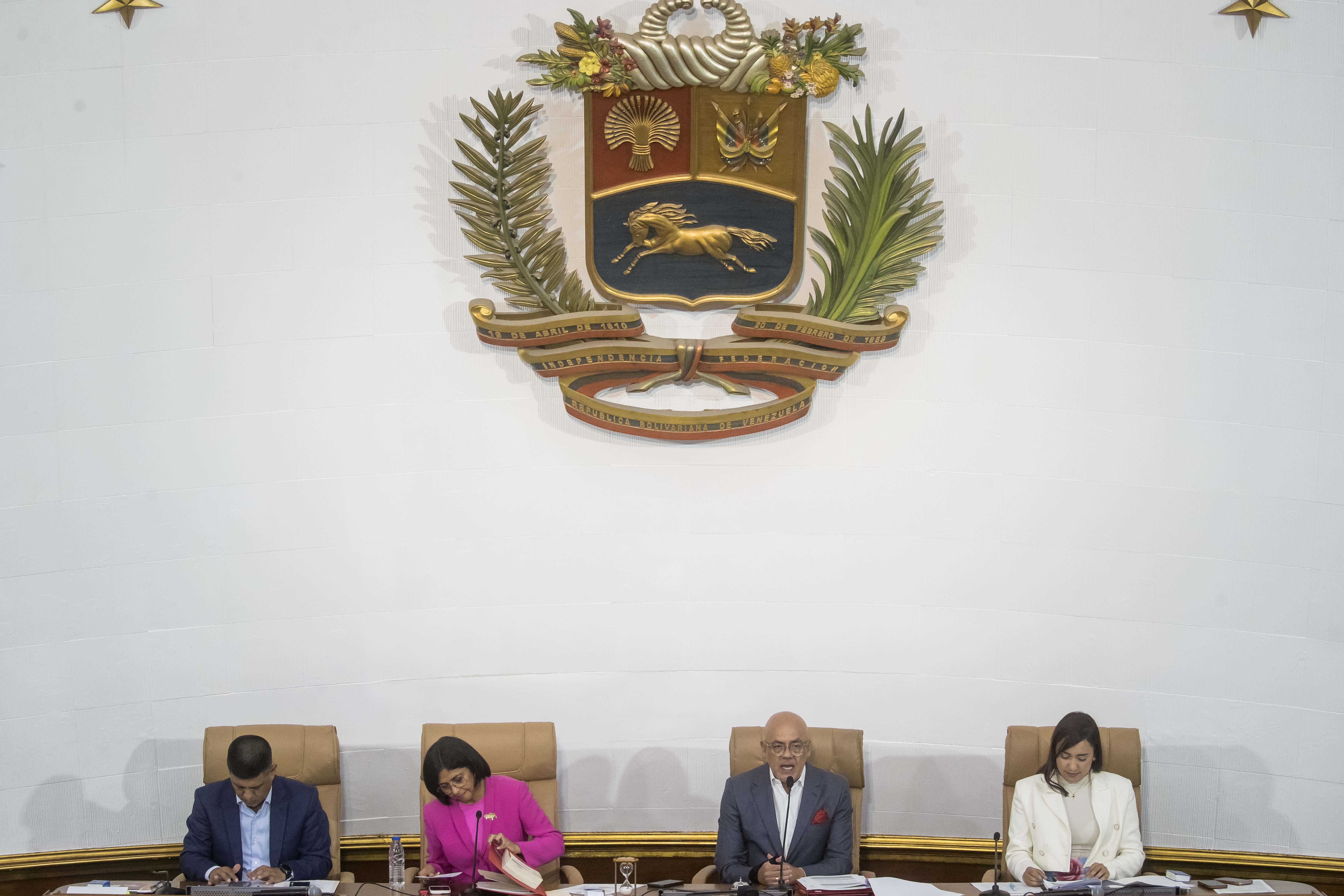 AME2664. CARACAS (VENEZUELA), 02/05/2024.- Desde la izquierda, los integrantes Asamblea Nacional (AN, Parlamento) el diputado Pedro Infante, la vicepresidenta ejecutiva Delcy Rodríguez, el presidente Jorge Rodríguez y la diputada América Pérez participan en una sesión este jueves, en Caracas (Venezuela). La Asamblea Nacional de Venezuela, de amplia mayoría oficialista, aprobó este jueves la creación de una ley propuesta por el Ejecutivo que tiene la finalidad, según las autoridades, de "proteger" las pensiones frente a los efectos del "bloqueo criminal" de Estados Unidos. EFE/ Miguel Gutiérrez