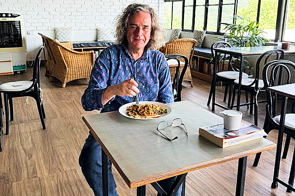 Desayuno de Alejandro en su primer día en Old Jodhpur: una paratha (especie de pan delgado típico del sur de Asia) con papas y cebolla, un lassi y café.