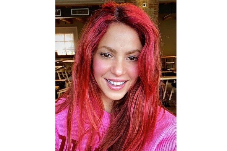 El color rosado también estuvo dentro de sus opciones. Ese look estuvo en tendencia durante el 2021 y fue halagado por sus seguidores. Algunos afirmaron que le quitaba varios años de encima.