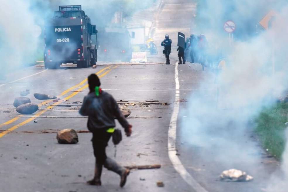 Las autoridades han insistido en que detrás de los bloqueos y las manifestaciones indígenas del Cauca hay intervención de grupos ilegales que alientan la protesta. / EFE