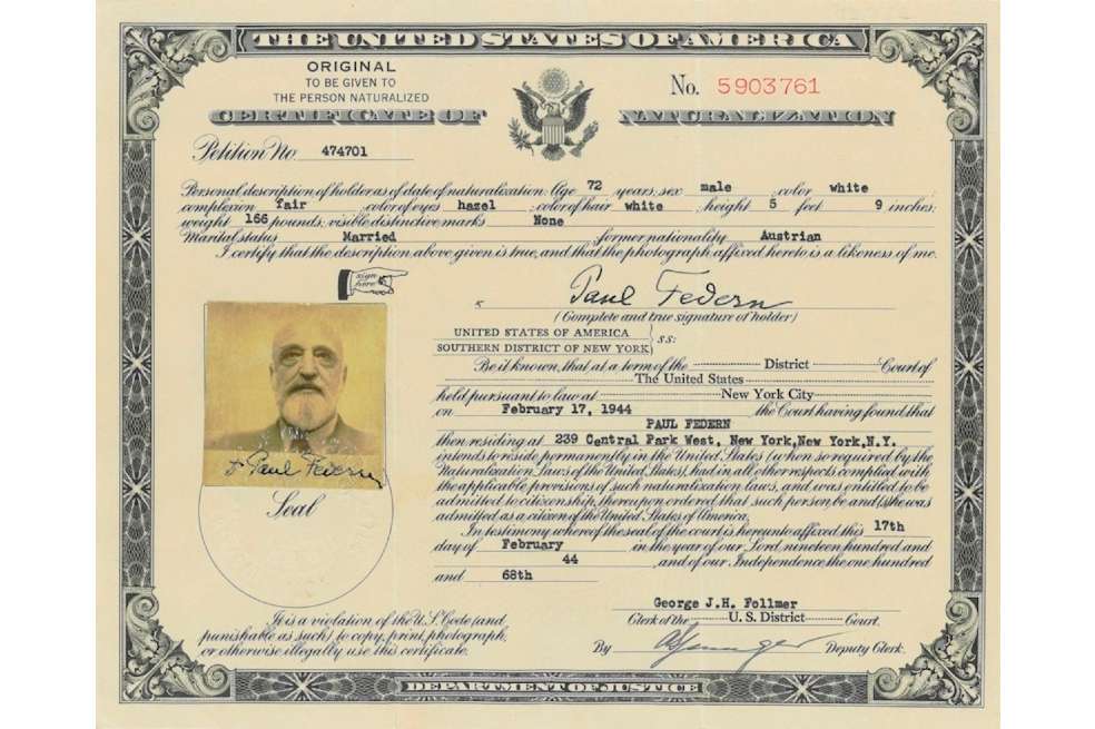 Documento de nacionalización en Estados del médico y psicoanalista austriaco Paul Feder (1871-1950), uno de los primeros discípulos de Sigmund Freud, quien al igual que los demás miembros judíos de la Asociación Psicoanalista Vienesa (WPV, por sus siglas en alemán) se vio forzado a emigrar para escapar a la persecución nazi tras la anexión de Austria por el Tercer Reich en marzo de 1938. Nada más entrar las tropas nazis en Austria en 1938, los psicoanalistas de Viena, en su mayoría judíos, decidieron abandonar el país para salvar sus vidas. El Museo Freud de Viena le dedica a esta "huida organizada", incluida la de Sigmund Freud, una exposición multimedia. EFE/Museo Freud de Viena