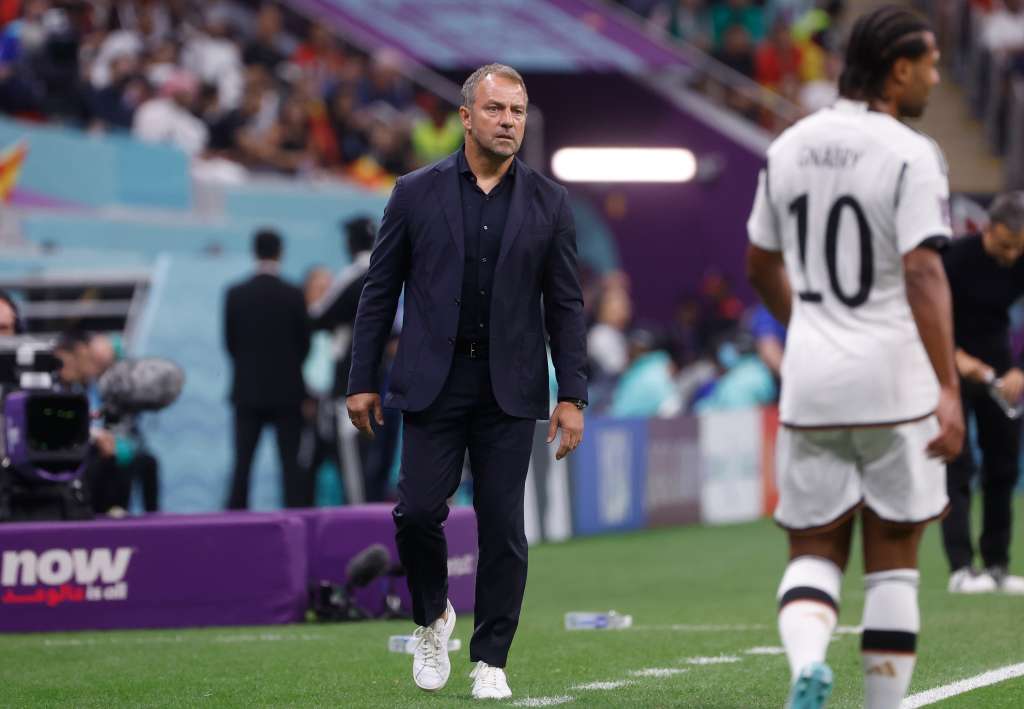GR7311. AL KHOR (CATAR), 27/11/2022.- El seleccionador de Alemania Hansi Flick reacciona hoy, en un partido de la fase de grupos del Mundial de Fútbol Qatar 2022 entre España y Alemania en el estadio Al Bait en Al Khor (Catar). EFE/ Juan Ignacio Roncoroni