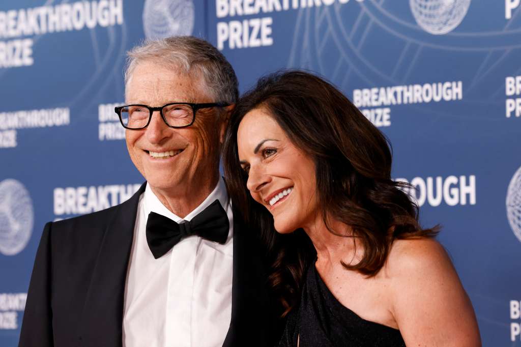 SANTA MONICA (United States), 06/04/2025.- Bill Gates (L) and Paula Hurd (R) attend the eleventh annual Breakthrough Prize Ceremony at The Barker Hangar in Santa Monica, California, USA, 05 April 2025. EFE/EPA/CAROLINE BREHMAN