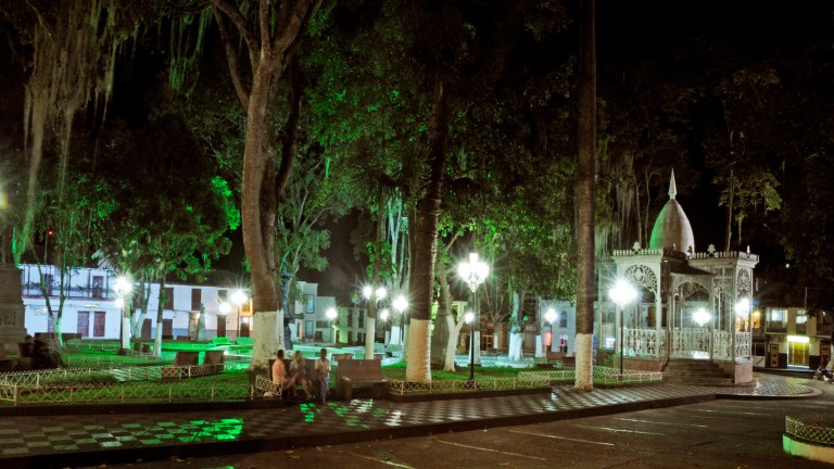 "La ciudad de la luz" fue fundada en 1825. Forma parte del Paisaje Cultural Cafetero y es reconocida por lugares como el Parque Bolívar o la Casa del Degüello.