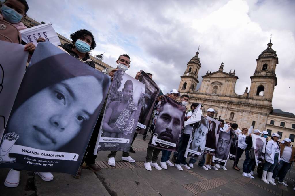 El Partido Comunes realizó este lunes una nueva peregrinación en Bogotá por la vida de los excombatientes que firmaron el Acuerdo de Paz. Los manifestantes se concentraron en el Planetario Distrital y avanzaron hasta la Plaza de Bolívar. Fueron decenas de firmantes que se sumaron a la movilización para exigir garantías a su seguridad.