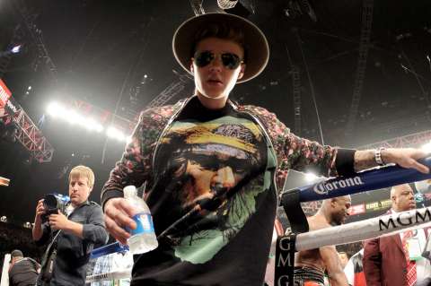 Justin Bieber y su madre son rechazados en partido de la NBA