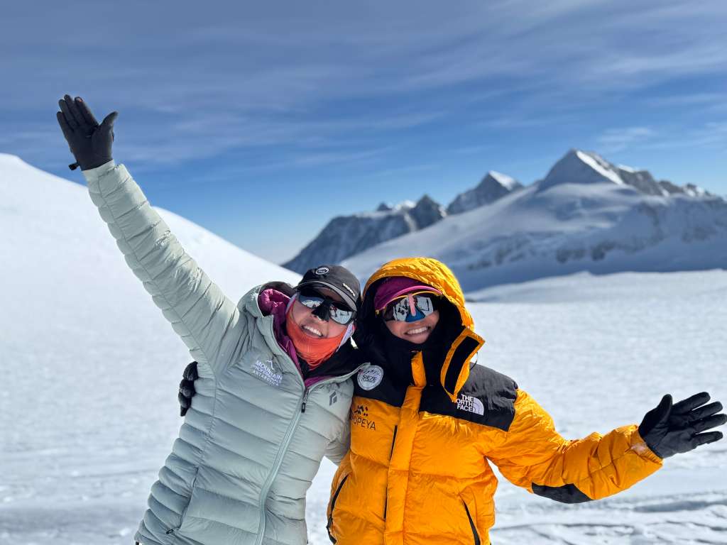 Ana María Giraldo y Ana Isabel Bustamante en la cima del Monte Vinson en la Antártida.