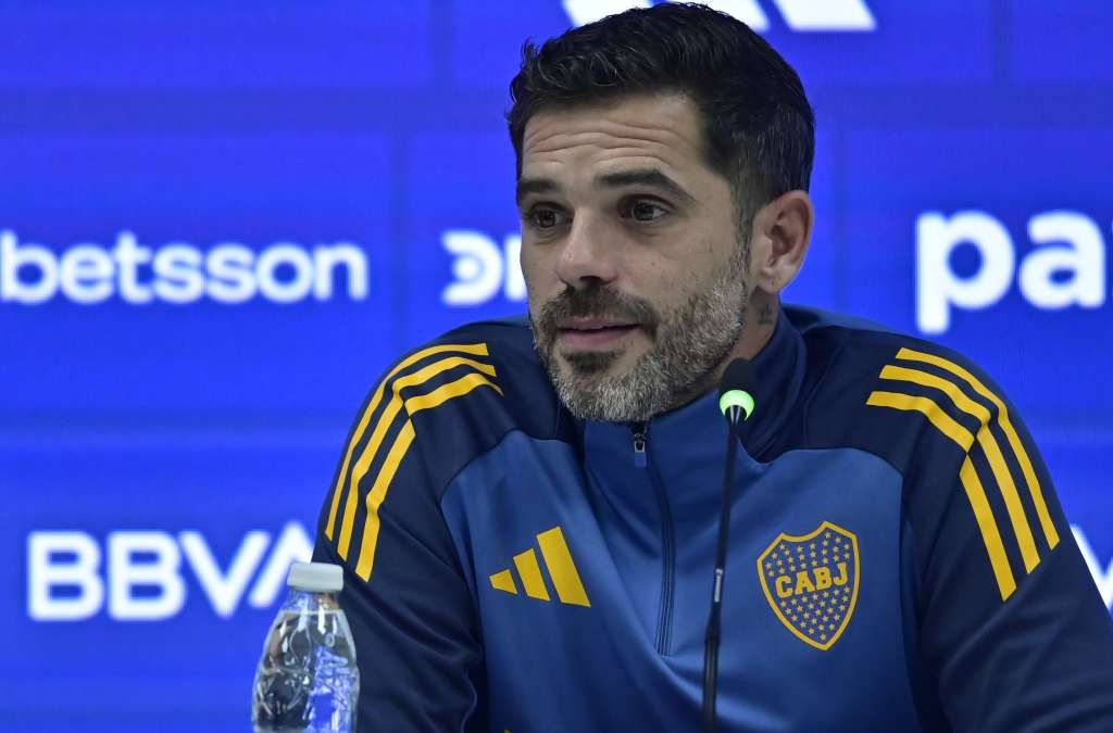 AME7255. BUENOS AIRES (ARGENTINA), 14/10/2024.- El ex futbolista argentino Fernando Gago habla durante una rueda de prensa tras asumir como nuevo entrenador de Boca Juniors, este lunes en Buenos Aires (Argentina). EFE/ Matias Martin Campaya