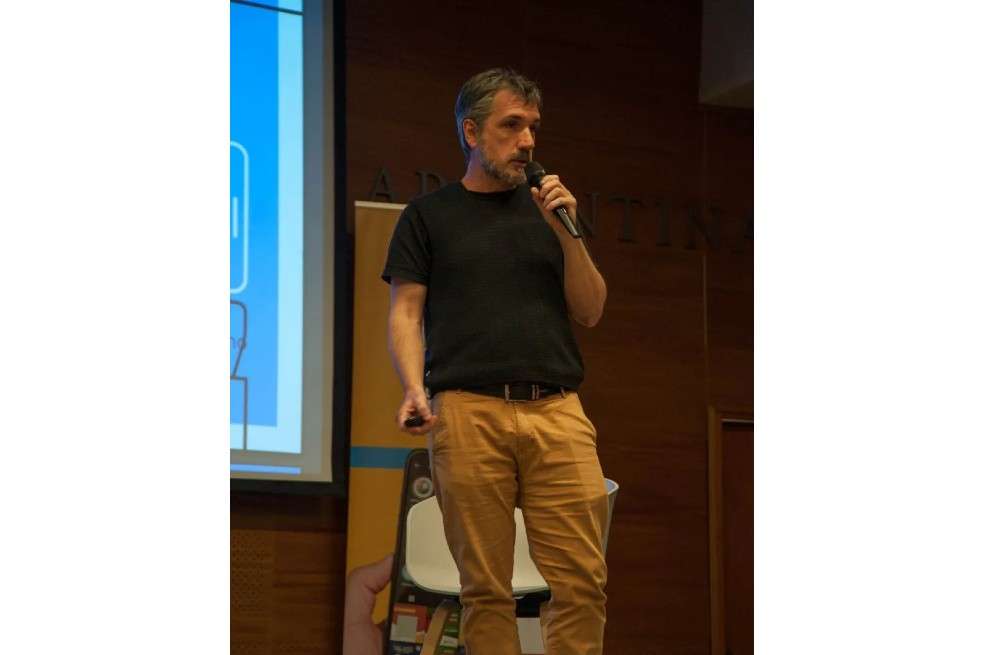 Adrián Pino, uno de los líderes de la Cumbre Global de Desinformación, en la que se puede participar registrándose en cumbredesinformacion.com.