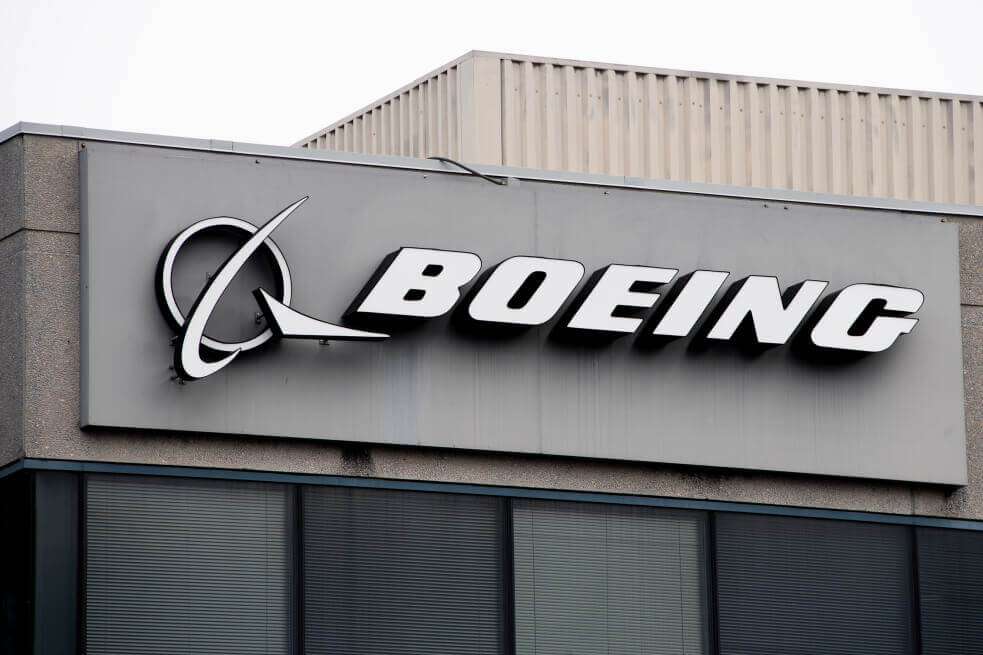 Este sistema, con el que está equipado el 737 MAX del fabricante estadounidense de aviones Boeing, está relacionado con dos tragedias recientes con un saldo de 346 muertes, por las que el avión ha quedado inmovilizado durante más de un mes. / AFP