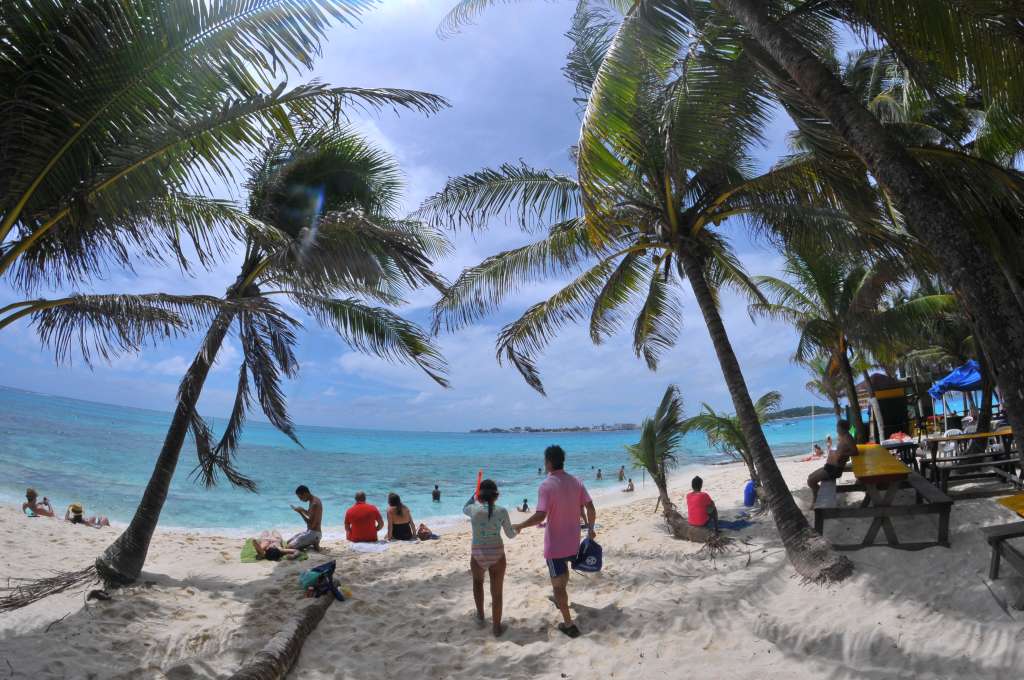 Visita a Johnny Cay, peces, lanchas y turistas, fauna.