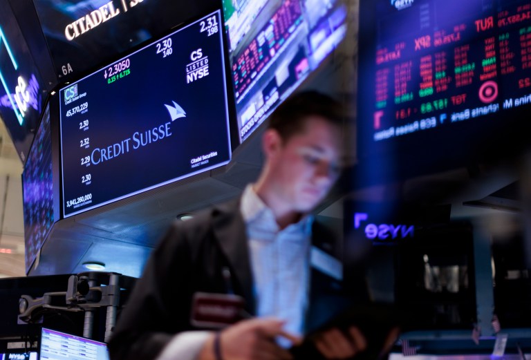 Nueva York (Estados Unidos), 16/03/2023.- Una pantalla muestra información sobre el precio de las acciones de Credit Suisse en la Bolsa de Valores de Nueva York en Nueva York, EE.UU., este jueves. Las acciones de Credit Suisse fueron el 16 de marzo cuando los inversores reaccionaron a la noticia de que el banco central de Suiza iba a prestar dinero al banco.EFE/JUSTIN LANE